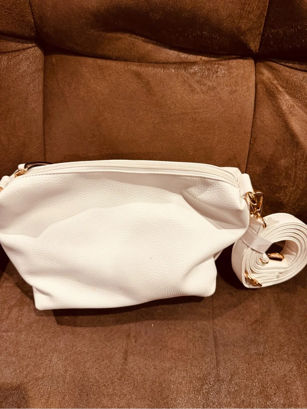 Imoshion White Crossbody Bag with Charger